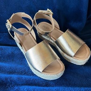 Soda Brand Platform Sandals - Size 8.0 in Gold